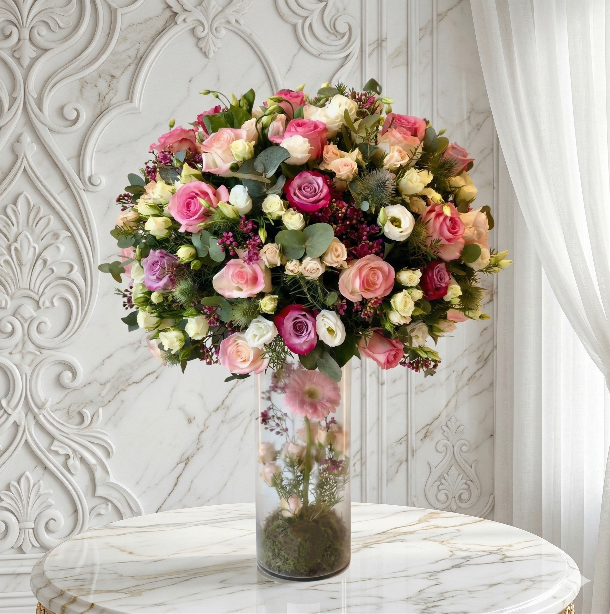 زهور بيضاء مشكلة مع فازة طويلة