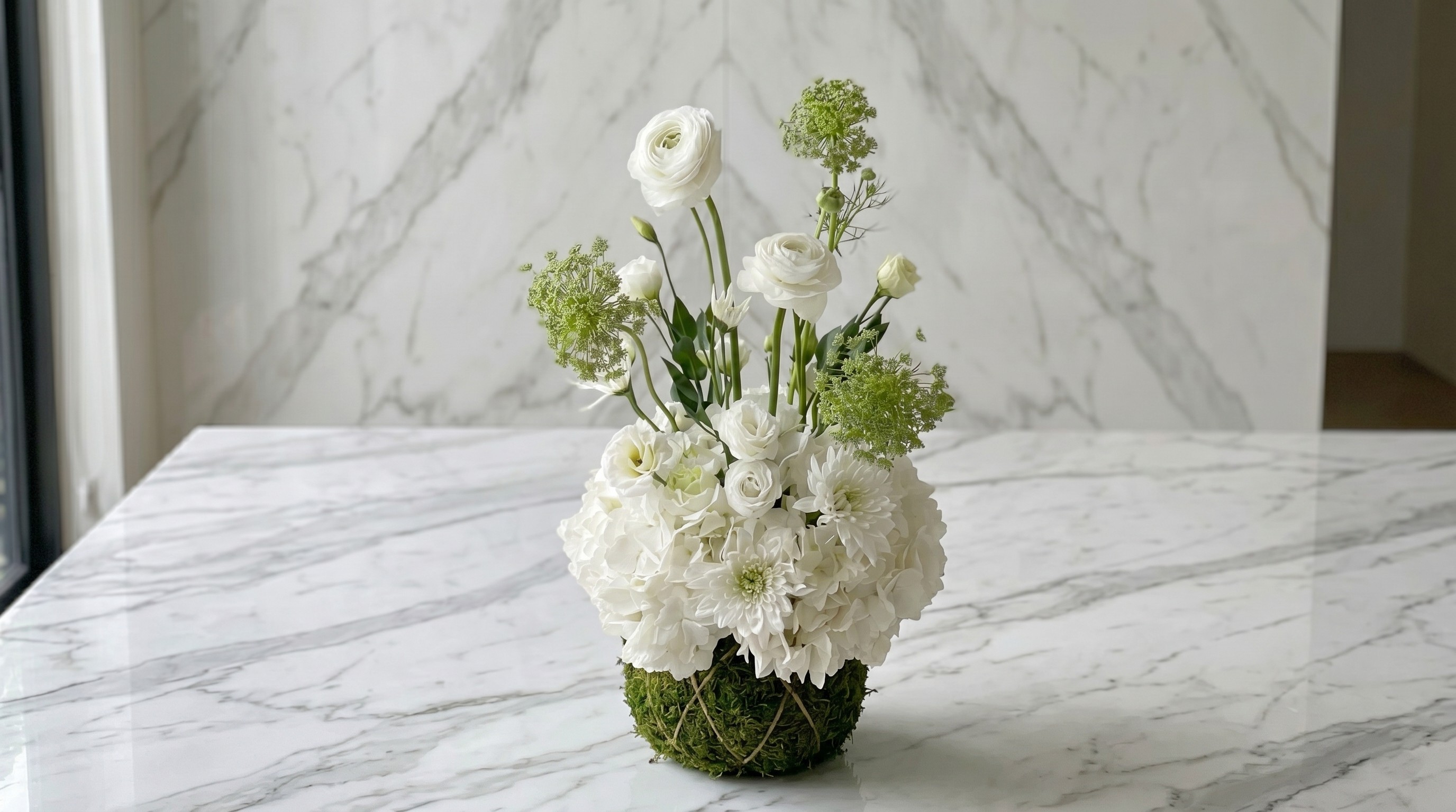 Special white FLOWERS table arrangement