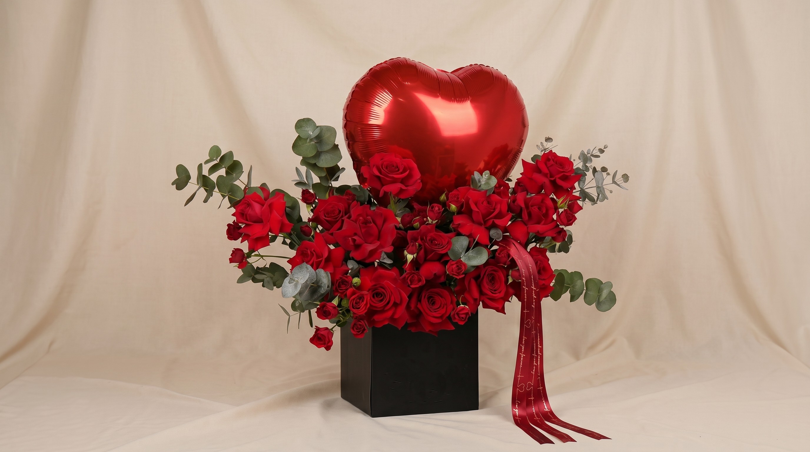VALENTINES DAY SPECIAL LOVE BALOON WITH FLOWER ARRANGEMENT